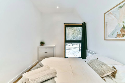 Unwind in a peaceful upstairs retreat with a double bed and natural views.