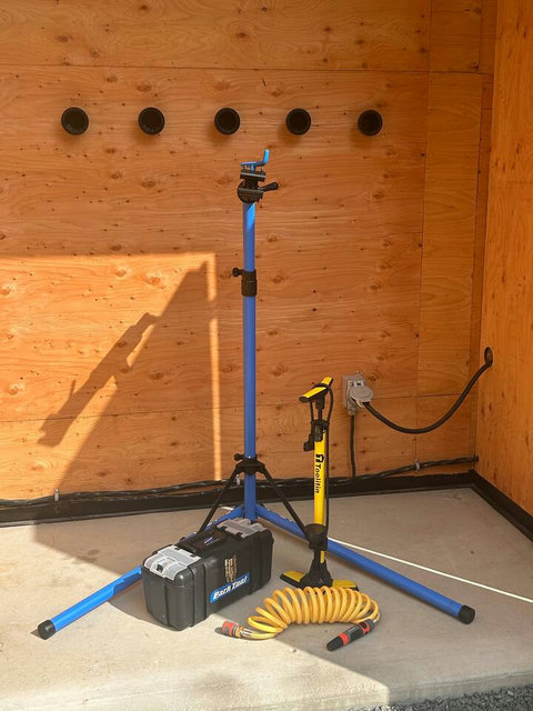 At LumiHaus, we look after the details — we ride too, so the chalet is fully cyclist-friendly with a bike stand, pump, tool set, and wash-down hose. Taken 07/2025.