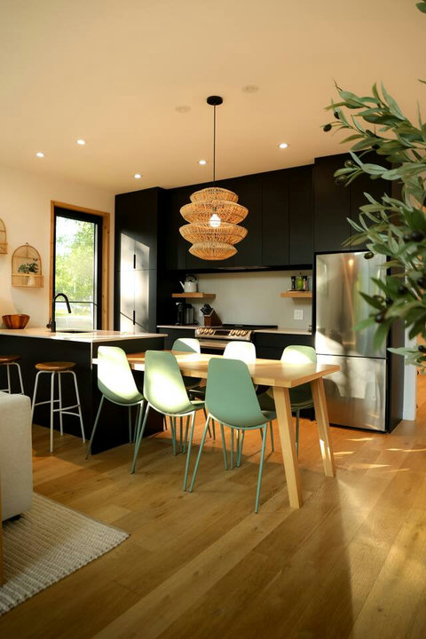 Seating for 6 plus 2 at the bar top. High chair also available.