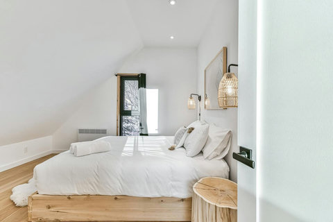 Bright mornings, restful nights — this open design balances natural light with full blackout privacy.
