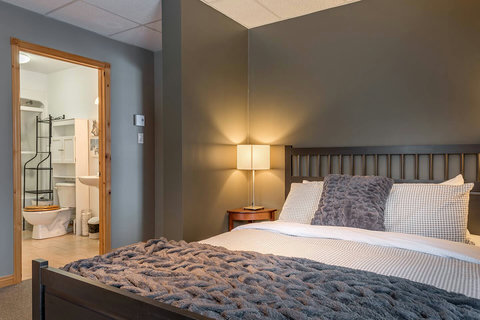 Lower Ground: Bedroom, Queen bed & Private bathroom