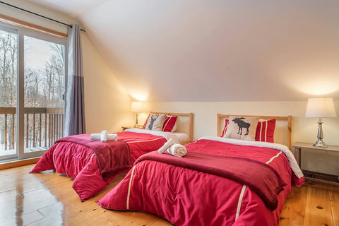 2nd floor: Bedroom, Twin beds, Balcony view