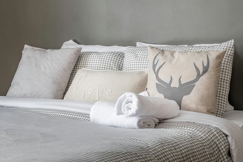 Lower Ground: Bedroom, Queen bed