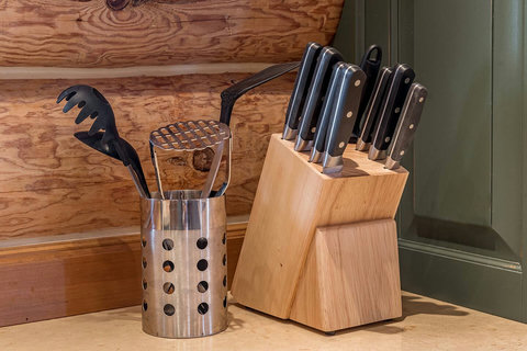 Main floor: Kitchen amenities