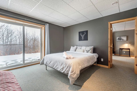 Lower Ground: Bedroom, Queen bed & Outdoor Access