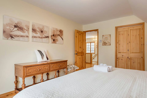 2nd floor: Master bedroom with walk-in closet