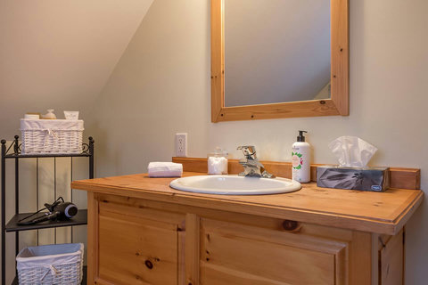 2nd floor: Master bathroom