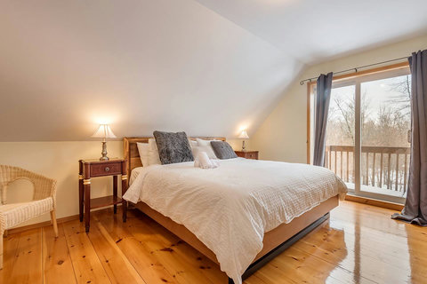 2nd floor: Master bedroom, King bed, Balcony view