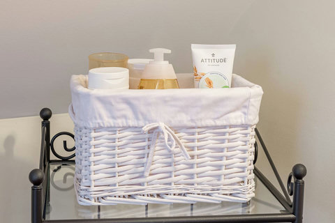 2nd floor: Master bathroom amenities