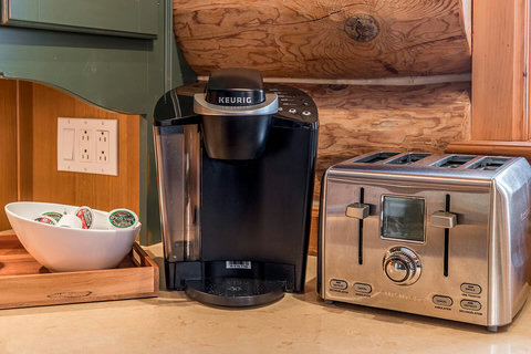 Main floor: Kitchen amenities