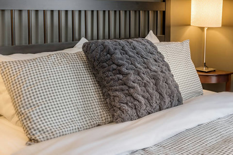 Lower Ground: Bedroom, Queen bed