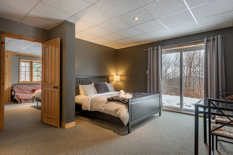 Lower Ground: Bedroom, Queen bed & Outdoor access