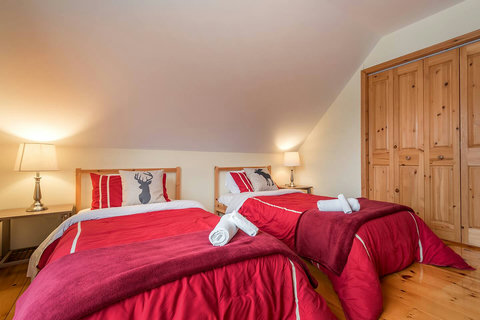 2nd floor: Bedroom, Twin beds