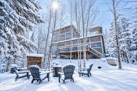 Snowy forest retreat with fire pit, decks, and stunning cabin views