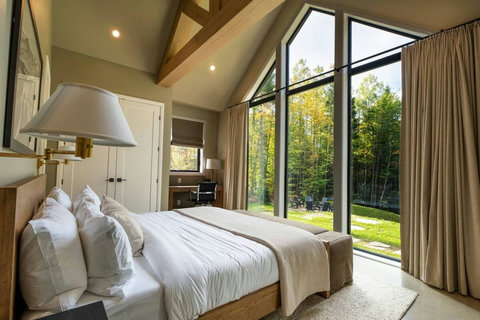 Master bedroom - Superb view of the forest.