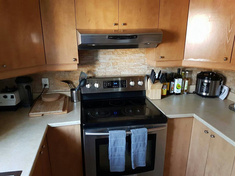 Kitchen close up, fully equipped (knife block, rice cooker, cookware, coffee machine, blender, hot water kettle, etc.)
