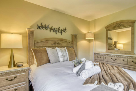 Queen size bedroom (2nd floor), alternate view