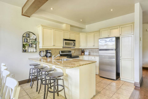 Full Kitchen and Bar (Main floor)