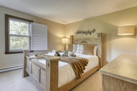 Queen size bedroom (2nd floor), view from bedroom door