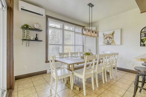 Dining Room (10 seats) & Bar (4 stools)