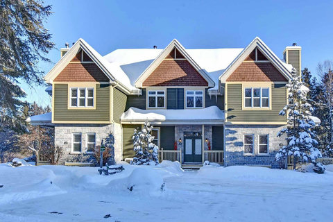 Winter Front view of theTownhouse chalet (left one), along with 2 other townhouses