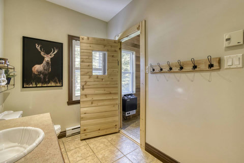 Full Bathroom (Main floor). View on Dry sauna entry door