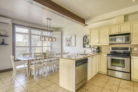 Full Kitchen and Dining Room (Main floor)