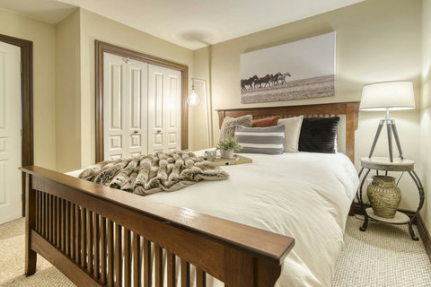 Queen size bedroom (Lower ground floor)