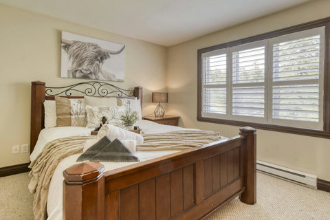 Queen size bedroom (2nd level floor)