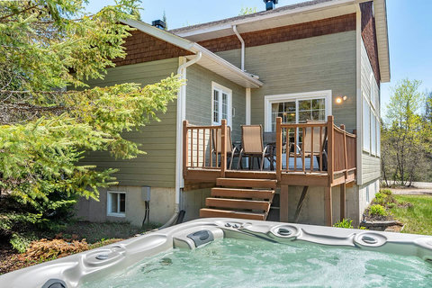 Outdoor patio with BBQ, dining table and spa