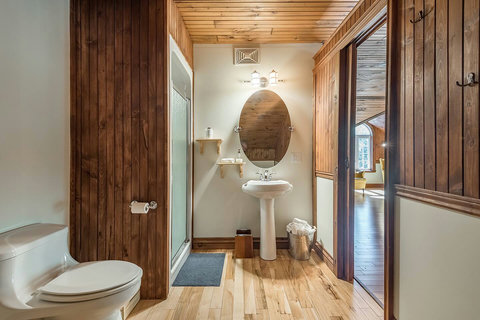 Mezzanine full bathroom with shower and equipped with all amenities