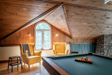 Mezzanine pool table and relaxing corner for gatherings