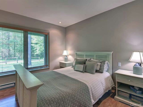 Queen size bedroom with private bathroom
