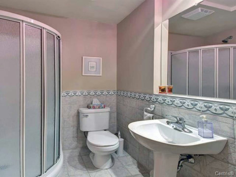 Private bathroom (queen bedroom)