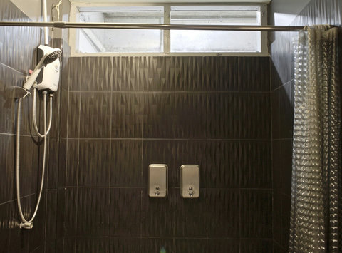 Full bathroom 1