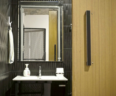 Full bathroom 1
