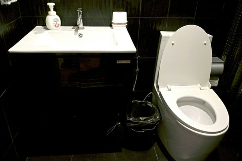 Full bathroom 1