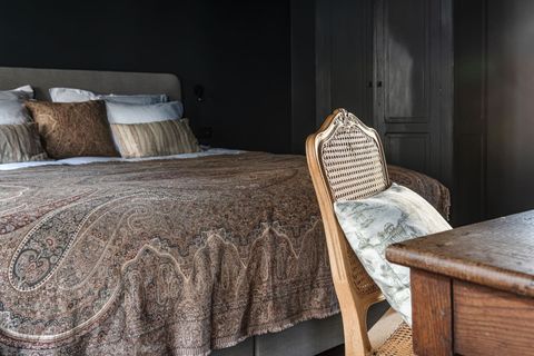 Bedroom scenery with outside view, desk and tv. Pictures by Claude Smekens.