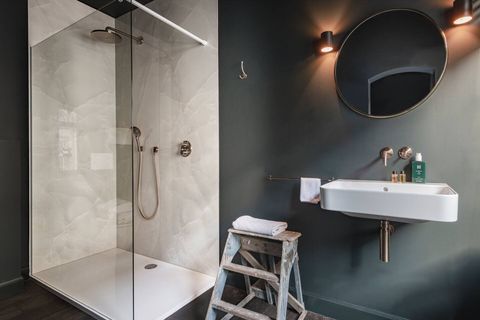 Bathroom scenery with sink, shower, toilet  and utilities. Pictures by Claude Smekens.
