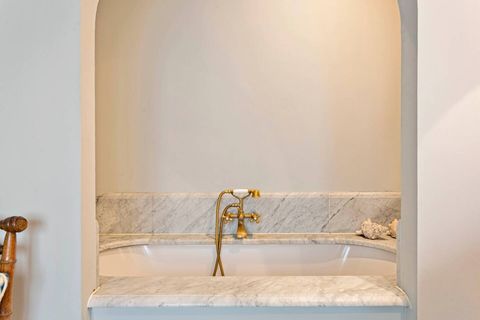 Luxe bathroom with all amenities