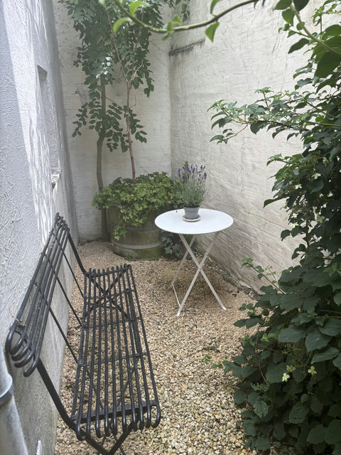 A hidden gem in the heart of Bruges ✨ Tucked away behind one of our Odevaere guesthouses, this peaceful inner garden offers the perfect escape after a day of exploring the city.