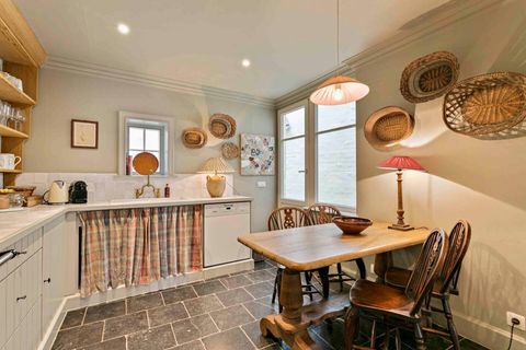 Fully equipped kitchen with dining spice
