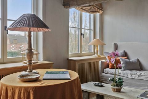 Detail charming living room area