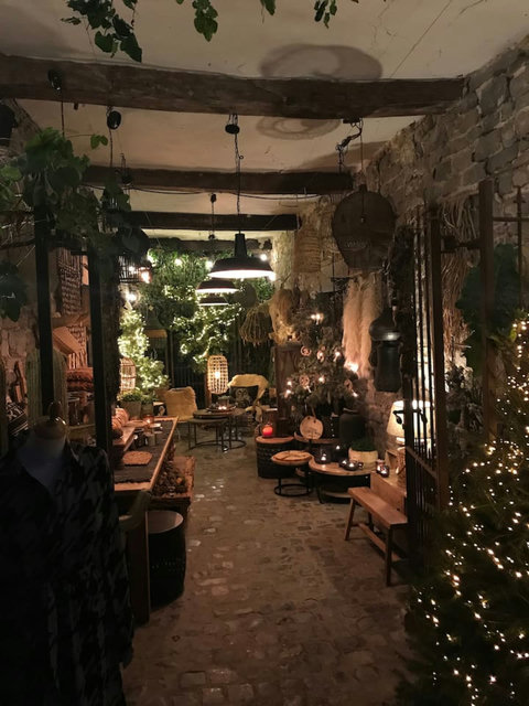 The medieval charm of the town of Durbuy was enhanced by the warm hues of the foliage, creating a picturesque backdrop. Quaint boutiques and cozy cafes embraced the season, offering pumpkin-spiced delights and knitted scarves.