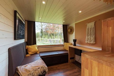 De Slow Cabins zijn ontworpen om volledig off-grid te zijn en bieden alles wat je nodig hebt voor een comfortabel verblijf in de natuur, inclusief een volledig uitgeruste keuken en een comfortabel bed.