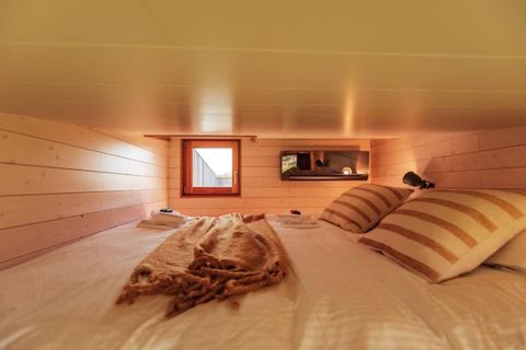 Of je nu verblijft in een tiny house, glampingtent of boomhut, er zijn verschillende opties om te genieten van een verkwikkende douche in de natuur.