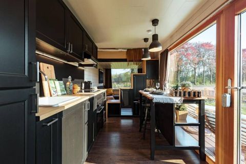 De Slow Cabins zijn ontworpen om volledig off-grid te zijn en bieden alles wat je nodig hebt voor een comfortabel verblijf in de natuur, inclusief een volledig uitgeruste keuken en een comfortabel bed.
