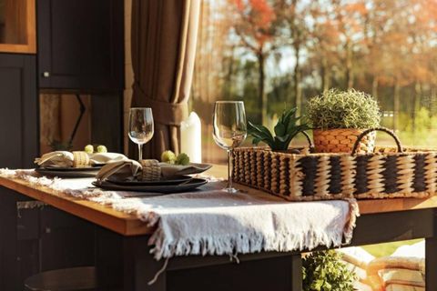 De Slow Cabins zijn ontworpen om volledig off-grid te zijn en bieden alles wat je nodig hebt voor een comfortabel verblijf in de natuur, inclusief een volledig uitgeruste keuken en een comfortabel bed.
