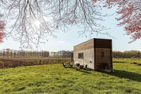 Deze unieke verblijfservaring biedt de mogelijkheid om volledig tot rust te komen en te genieten van de rust en stilte van de natuur.