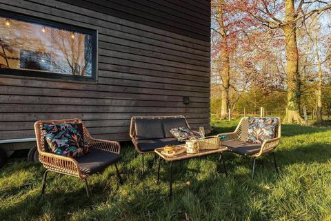 De Slow Cabins zijn ontworpen om volledig off-grid te zijn en bieden alles wat je nodig hebt voor een comfortabel verblijf in de natuur, inclusief een volledig uitgeruste keuken en een comfortabel bed.